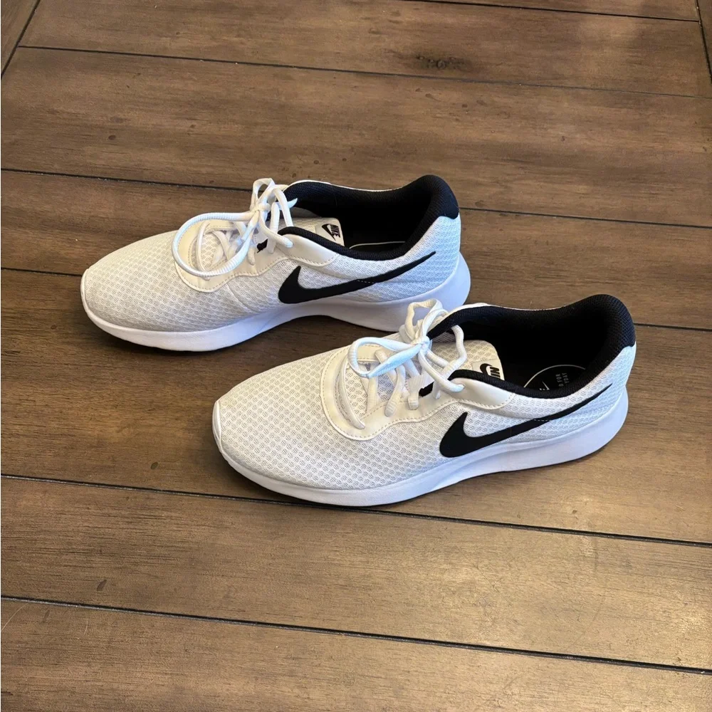Nike Tanjun Men’s White and Black Sneakers - Picture 3 of 6